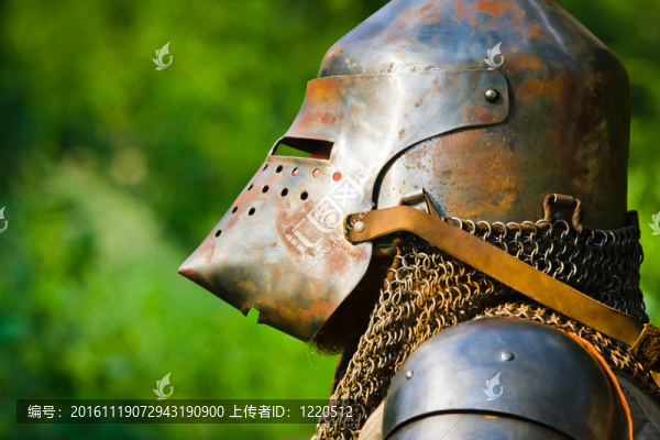 騎士頭盔上的男人