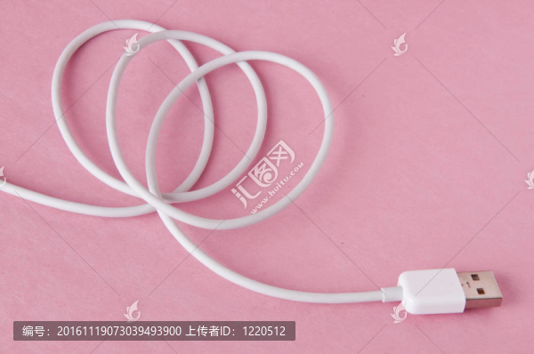 白色的USB電纜上粉色