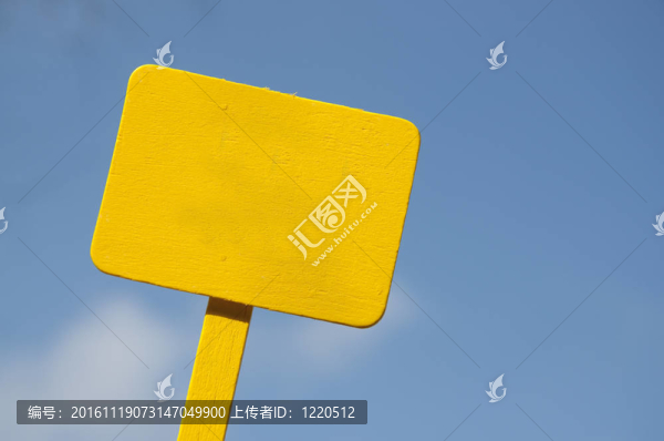 在明亮的藍(lán)色多云的天空上黃色的標(biāo)志
