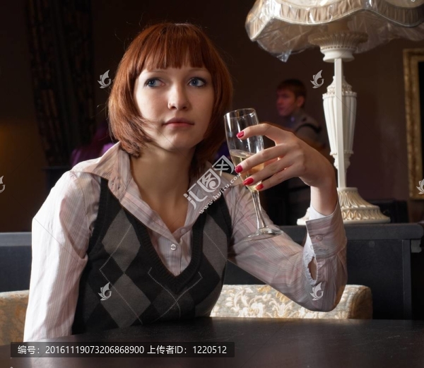 帶酒杯的女孩