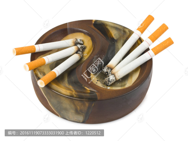 煙灰缸和香煙