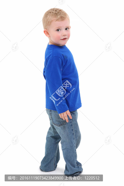 蹣跚學(xué)步的男孩