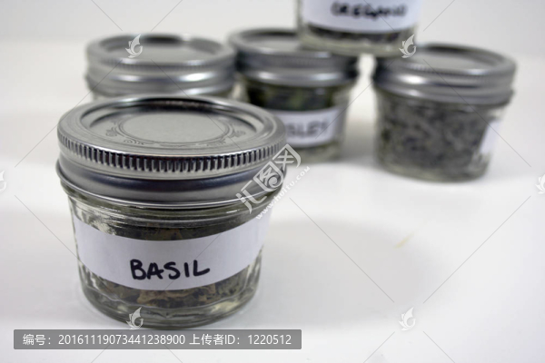 以各種形式干燥的草藥
