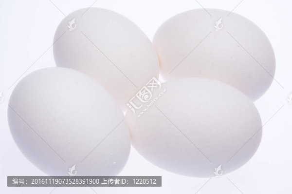 White上的四個新鮮雞蛋