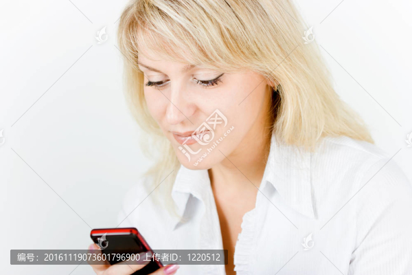面帶微笑的金發(fā)女孩