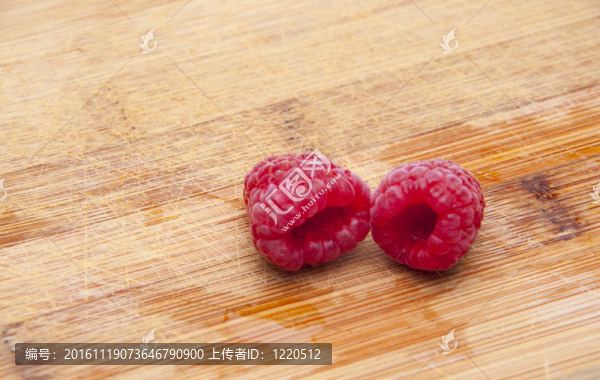 新鮮的覆盆子在切割板