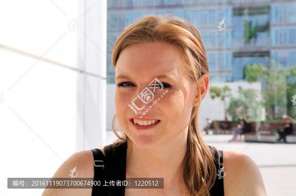 戶外肖像年輕女子