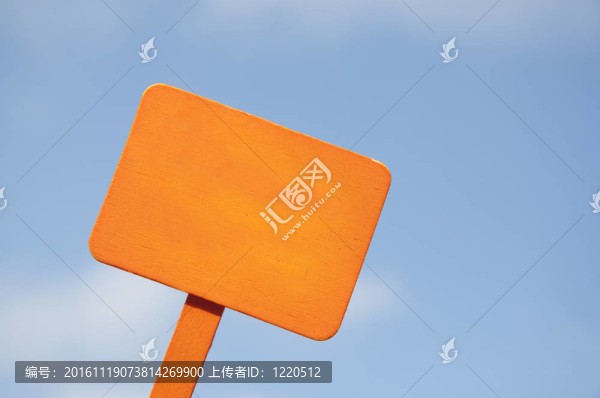 橙色的標志在明亮的藍色多云的天空