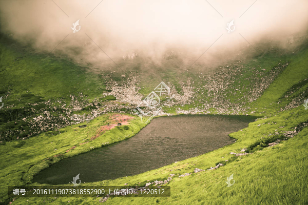 山上的湖
