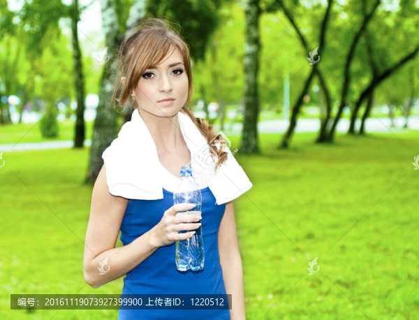 年輕女性運(yùn)動(dòng)后飲用水