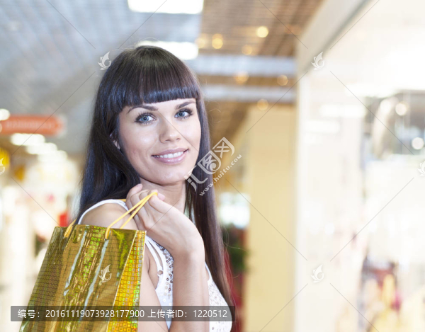 漂亮的女人帶著購(gòu)物袋