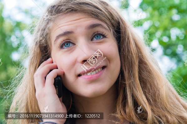 女人在蜂窩電話上說話