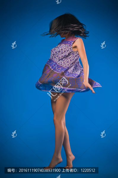 跳舞的漂亮女孩