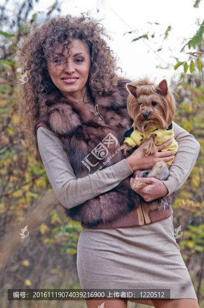 年輕活潑的女人與狗戶外
