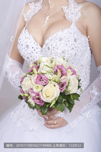婚禮當(dāng)天的新娘花束