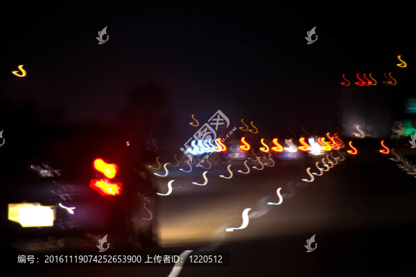 查看夜間和雨水通過(guò)汽車(chē)的前窗
