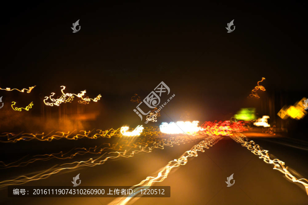 查看夜間和雨水通過汽車的前窗