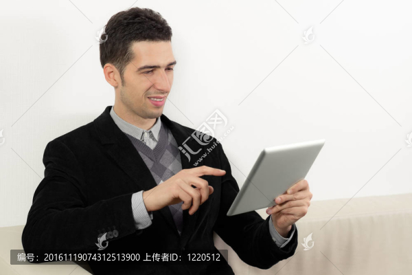 商人使用觸摸屏平板電腦