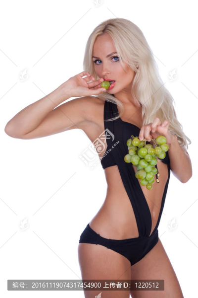 金發(fā)美女吃葡萄