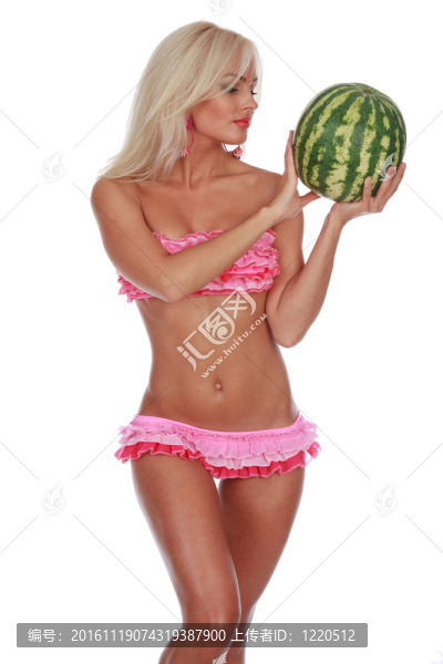 在一個(gè)粉紅色的比基尼女孩