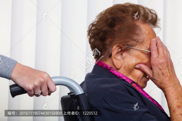 護士和坐在輪椅上的老婦人