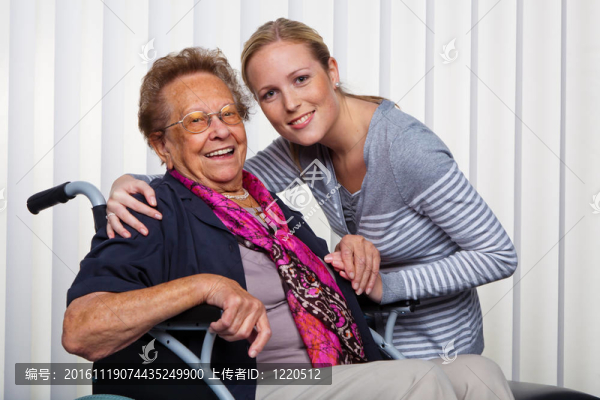 孫子坐輪椅探望奶奶