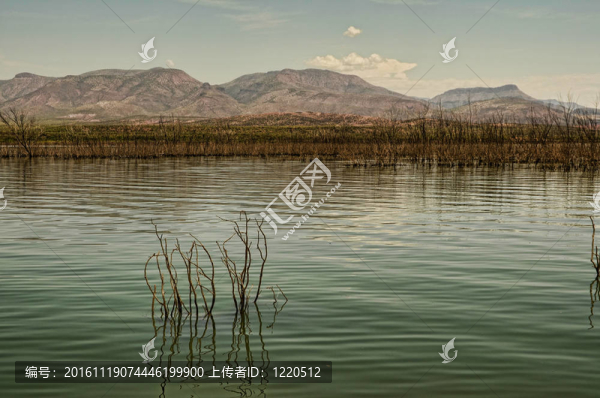 山上的湖