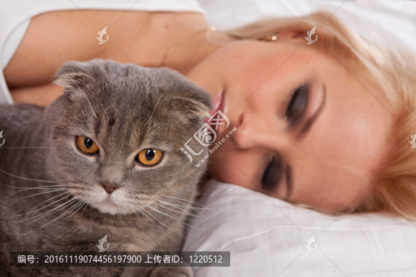 美麗的女孩去睡覺