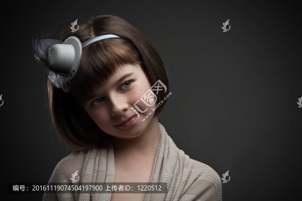 懷舊背景下優(yōu)雅的小女孩肖像
