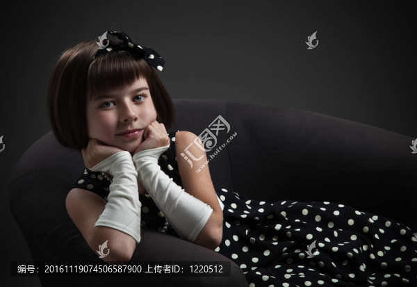 優(yōu)雅的老式打扮的小女孩坐在椅子上
