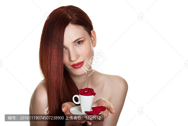 美麗的女人和白色背景上的玫瑰花瓣