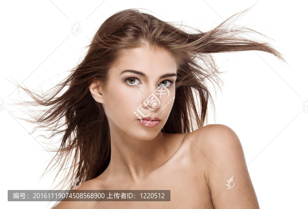 美麗的女人與飄動(dòng)的頭發(fā)孤立