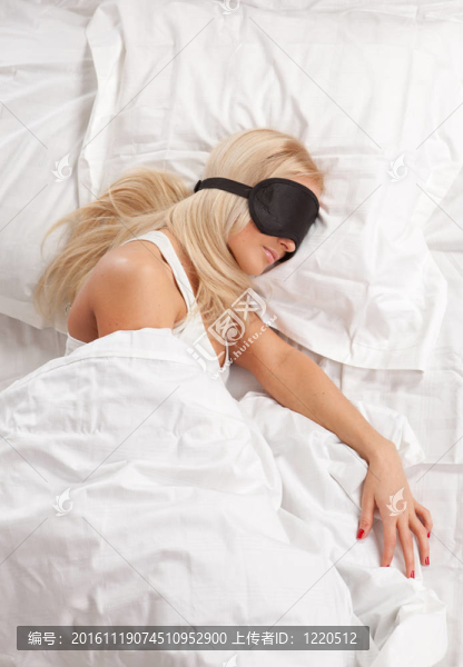 年輕的女人在床上睡覺