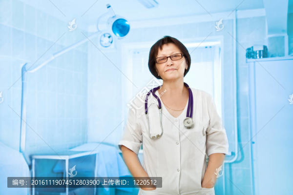 在醫(yī)院里的高級(jí)女醫(yī)生肖像的背景