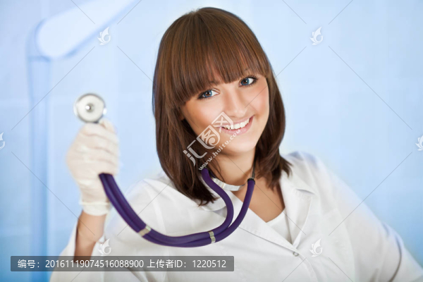 快樂的女醫(yī)生用聽診器