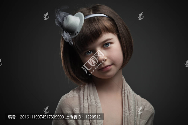 懷舊背景下優(yōu)雅的小女孩肖像