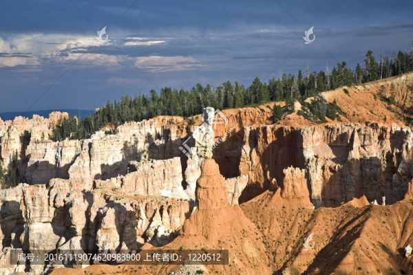 美麗的風(fēng)景在布賴斯峽谷壯麗的石形成
