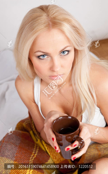 美麗的金發(fā)女郎正在喝咖啡