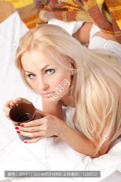 美麗的金發(fā)女郎正在喝咖啡
