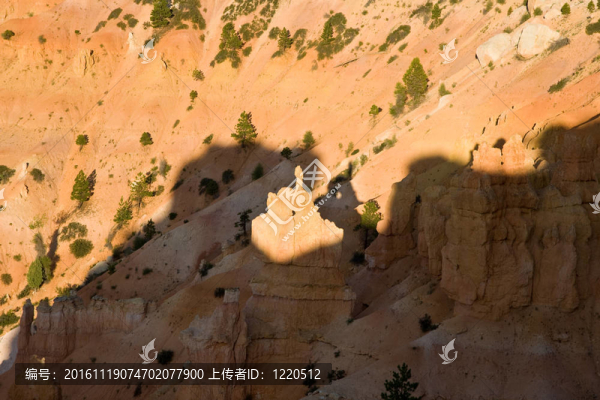 美麗的風(fēng)景在布賴斯峽谷壯麗的石形成