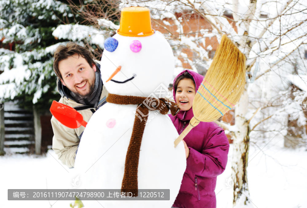 父親和女兒；爸爸和女孩玩游戲與雪人；冬天；十二月一月