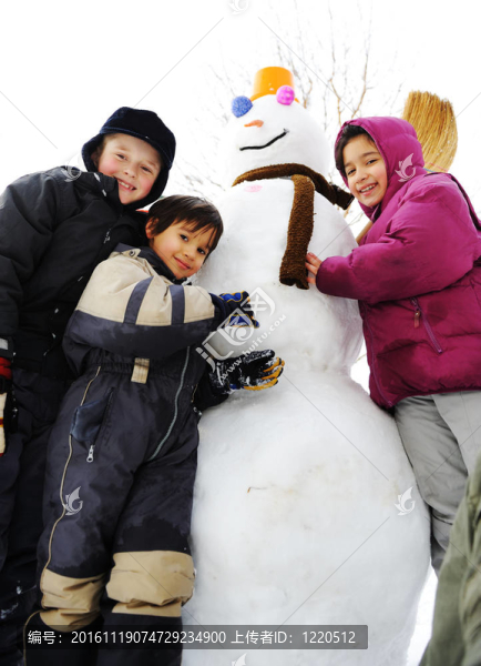 兒童玩雪雪人快樂(lè)；冬季