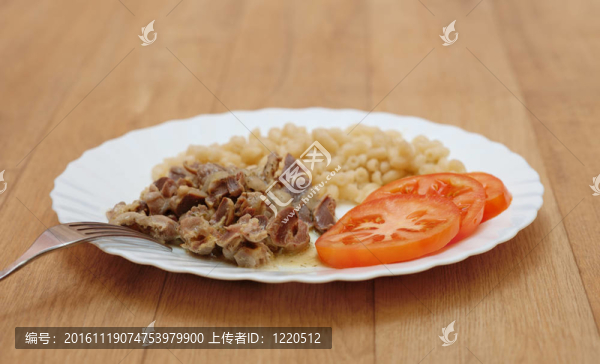 特寫美味（面食；燉；西紅柿）；白盤子叉子