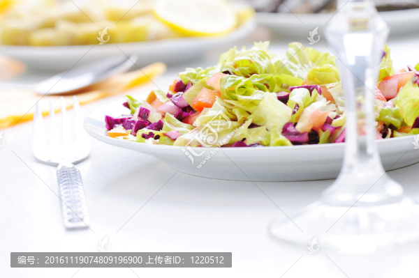 白餐桌上的新鮮綠色沙拉