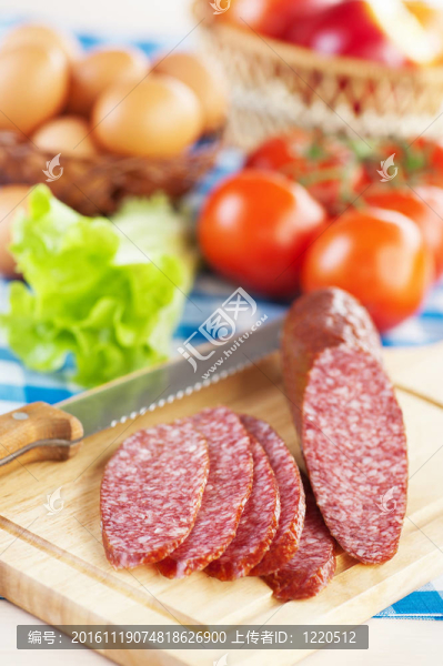 系列產(chǎn)品（香腸意大利臘腸；生菜；西紅柿；雞蛋；蘋(píng)果）