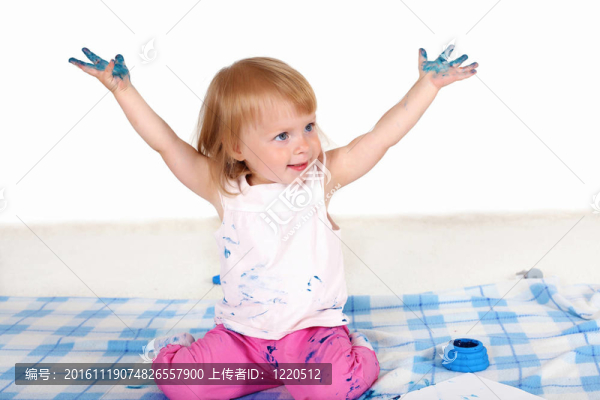 小女孩在工作室