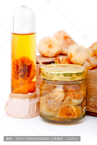 美味的無花果罐頭在罐子里