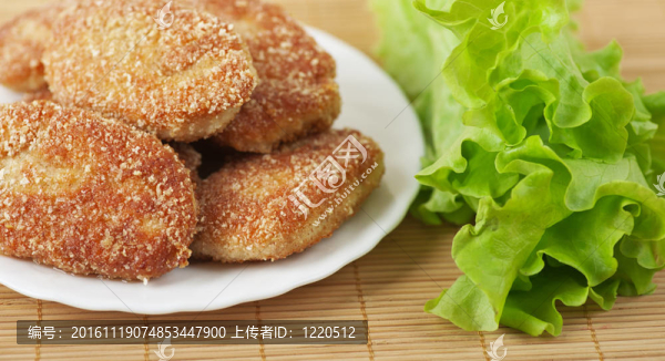 特寫躺板美味的肉餅；生菜