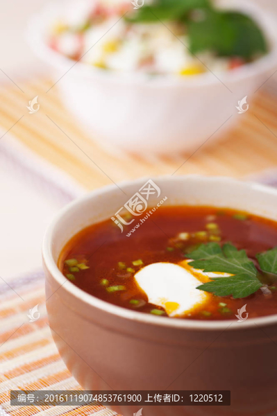 特寫紅羅宋湯奶油香菜裝飾；蟹肉沙拉