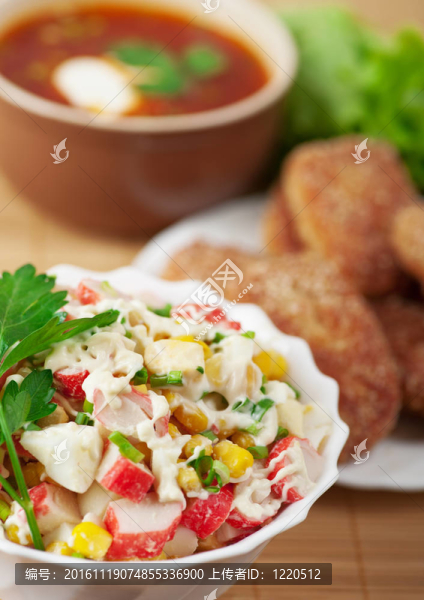 美味的晚餐特寫碗（蟹肉沙拉；漢堡；羅宋湯）